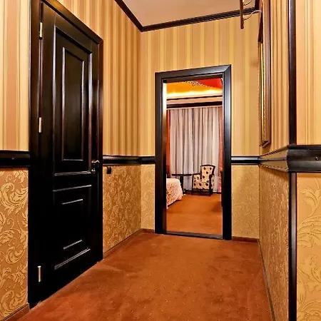 Attache Hotel 3*