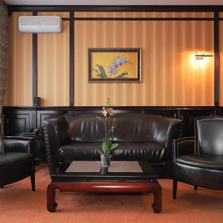 Hotel Attache 3*